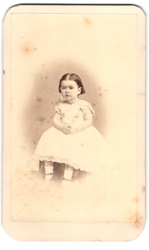 Bild des Verkufers fr Photo E. M. Douglass, Brooklyn / NY, niedliches amerikanisches Mdchen im hellen Kleid zum Verkauf von Bartko-Reher