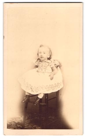 Bild des Verkufers fr Photo E. M. Douglass, Brooklyn / NY, niedliches kleines amerikanisches Mdchen im Kleid auf einem Hocker zum Verkauf von Bartko-Reher
