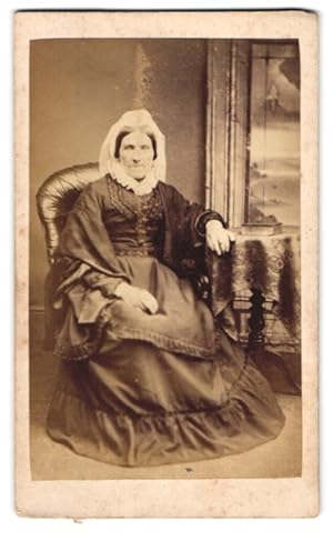 Photo J. Miers, Scarborough, ältere Dame im dunklen Kleid mit Haube