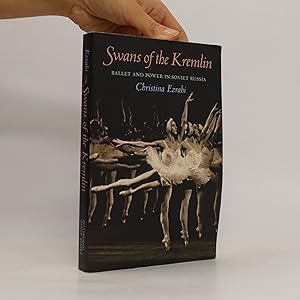 Bild des Verkufers fr Swans of the Kremlin zum Verkauf von Bookbot
