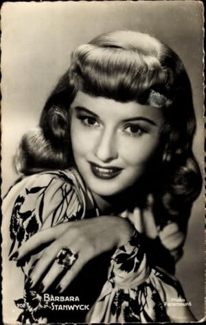 Bild des Verkufers fr Ansichtskarte / Postkarte Schauspielerin Barbara Stanwyck, Portrait zum Verkauf von akpool GmbH