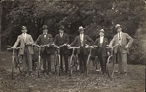 Foto Ansichtskarte / Postkarte Junge Männer mit Fahrrädern, Gruppenbild, Juni 1922