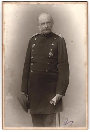 Fotografie Otto Mayer, Dresden, Portrait König Georg von Sachsen in Uniform mit Eisernem Kreuz un...