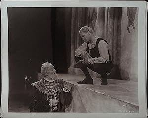 Bild des Verkufers fr Hamlet 8 x 10 Still 1949 Laurence Olivier crouching on stage & getting advice! zum Verkauf von AcornBooksNH