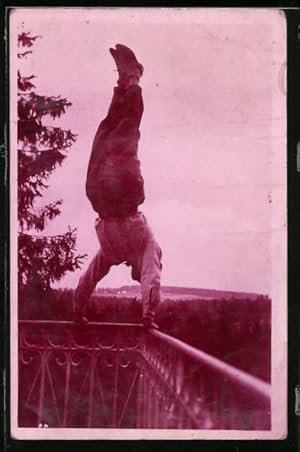 Ansichtskarte Im Handstand auf dem Geländer, Blick auf den Wald, turnen