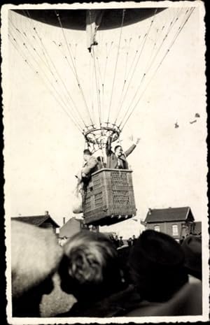Foto Ansichtskarte / Postkarte Männer in einem Heißluftballon, Zuschauer