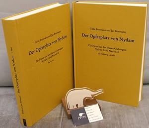 Imagen del vendedor de Der Opferplatz von Nydam. Die Funde aus den lteren Grabungen: Nydam-I und Nydam-II. Bd.1: Text, mit Beitrgen v. Anne Kromann, Harm Paulsen, Peter Vang Petersen, Flemming Rieck u. David Sim. Bd.II: Katalog und Tafeln. a la venta por Antiquariat Krikl