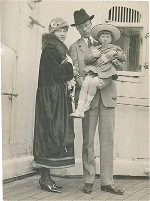 Original photograph of Sinclair Lewis with his family, circa 1921