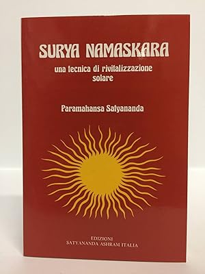Imagen del vendedor de Surya namaskara. Una tecnica di rivitalizzazione solare a la venta por Libreria Equilibri Torino