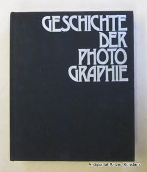 Bild des Verkufers fr Geschichte der Photographie. Ein Jahrhundert prgt ein Medium. Einleitung von Helmut Gernsheim. Zrich, Ex Libris (Lizenz: Huber), 1984. Kl.-4to. Mit zahlreichen Abbildungen. 320 S. Or.-Lwd. zum Verkauf von Jrgen Patzer