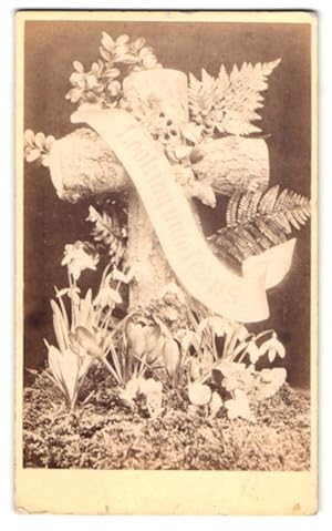 Fotografie unbekannter Fotograf und Ort, Grabkreuz mit Blumen und Schriftband, Post Mortem