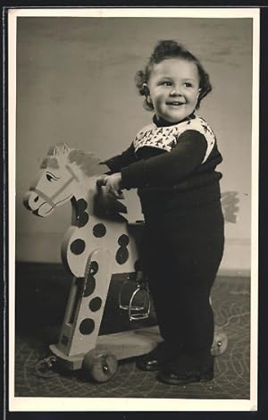 Foto-Ansichtskarte Kleines Kind mit seinem Schaukelpferd