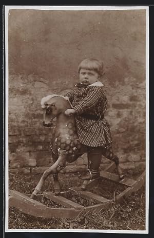 Foto-Ansichtskarte Kleines Kind auf einem Schaukelpferd