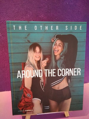 Immagine del venditore per Around the corner: The other side venduto da Librera LiberActio