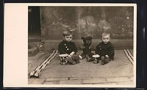 Foto-Ansichtskarte Zwei kleine Jungen mit einem Teddy