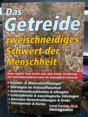 Bild des Verkufers fr Das Getreide : zweischneidiges Schwert der Menschheit : unser tglich' Brot macht satt, aber krank ; Ernhrung mit Getreideprodukten kann die Gesundheit ruinieren. Grundlage fr dieses Buch ist ein wirklich bahnbrechender Aufsatz des US-Wissenschaftlers Loren Cordain, der 1999 auf Englisch in einem bedeutenden, aber sehr teurem wissenschaftlichen Magazin erschienen ist. Daher wurde ihm keine groe Verbreitung zuteil. Die jetzt bei Novagenics erstmals auf Deutsch vorliegende Ausgabe wird vermutlich Schockwellen in der deutschen Ernhrungswissenschaft und Medizin auslsen, denn sie stellt so ziemlich alles auf den Kopf, was uns der wissenschaftliche Mainstream dieser Bereiche bislang als  gesunde" Ernhrung empfohlen hat. Auf der Grundlage von mehr als 340 Quellen legt Cordain berzeugend dar, warum die Menschheit auf Getreide nicht verzichten kann, doch das Getreide und damit hergestellte Produkte keinesfalls ideale Nahrungsmittel sind. Das Gegenteil ist der Fall: Hufiger Verzehr von G zum Verkauf von bookmarathon