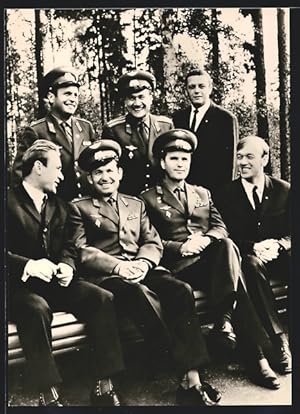 Bild des Verkufers fr Ansichtskarte Kosmonauten von Sojus 6-8, u. a. Valeri Kubassow, Viktor Gorbatko, Wladislaw Wolkow zum Verkauf von Bartko-Reher