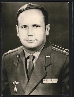 Bild des Verkufers fr Ansichtskarte Kosmonaut Oberstleutnant Viktor Gorbatko, Forschungsingenieur des sowjetischen Raumschiffes Sojus 7 zum Verkauf von Bartko-Reher