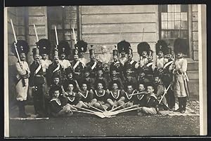 Ansichtskarte Mitglieder eines Rudervereins, teilweise als Soldaten kostümiert, Büste von Kaiser ...