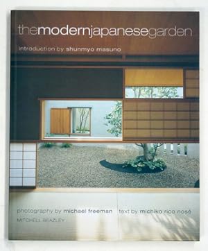 Image du vendeur pour The Modern Japanese Garden. Introduction by Shunmyo Masuno, Photography by Michael Freeman. mis en vente par antiquariat peter petrej - Bibliopolium AG