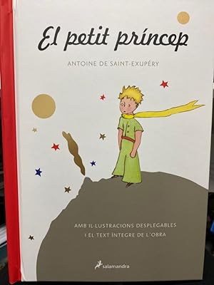 Seller image for El petit princep (Antoine de Saint-Exupry) O sigui que he viscut sol, sense ning amb qui de veritat poder parlar, fins que vaig tenir una avaria al desert del Sahara, fa sis anys. S'havia trencat alguna cosa del motor. I com que no anava amb cap mecnic ni amb cap passatger, em vaig preparar per mirar de fer, tot sol, una reparaci difcil. Per mi era una qesti de vida o mort. Amb prou feines tenia aigua per beure per a vuit dies. La primera nit, doncs, em vaig adormir a la sorra a mil milles de cap terra habitada. Estava molt ms allat que un nufrag en un rai al mig de l'oce. O sigui que imagineu-vos la sorpresa que vaig tenir, a trenc d'alba, quan una veueta molt especial em va despertar. Deia: ?Si us plau. dibuixa'm un be! ?Eh!? ?Dibuixa'm un be. for sale by bookmarathon