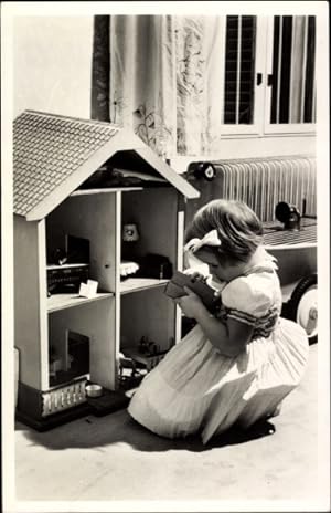 Bild des Verkufers fr Ansichtskarte / Postkarte Prinzessin Marijke der Niederlande spielt mit Puppenhaus zum Verkauf von akpool GmbH