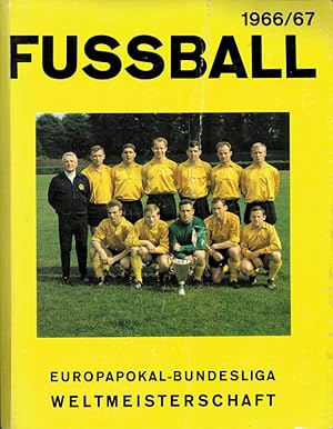 Imagen del vendedor de Fuball Bildersammelband 1966/67. Europapokal-Bundesliga-Weltmeisterschaft. a la venta por AGON SportsWorld GmbH