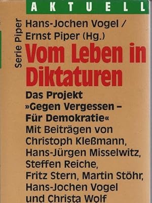 Bild des Verkufers fr Vom Leben in Diktaturen : das Projekt "Gegen Vergessen - fr Demokratie". Hans-Jochen Vogel/Ernst Piper (Hg.). Mit Beitr. von Christoph Klessmann . / Piper ; Bd. 2214 : Aktuell; Teil von: Anne-Frank-Shoah-Bibliothek zum Verkauf von Schrmann und Kiewning GbR