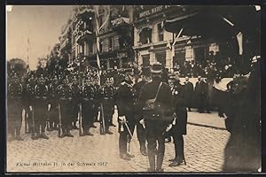 Ansichtskarte Besuch Kaiser Wilhelm II. in der Schweiz 1912, Kaiser im Gespräch, vor Soldaten und...