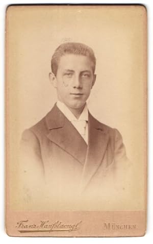 Bild des Verkufers fr Fotografie Franz Hanfstaengl, Mnchen, junger Mann Adolf Kipfemller im Anzug zum Verkauf von Bartko-Reher