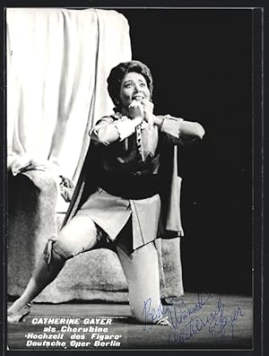 Bild des Verkufers fr Ansichtskarte Opernsngerin Catherine Gayer als Cherubino in Die Hochzeit des Figaro, Autograph zum Verkauf von Bartko-Reher
