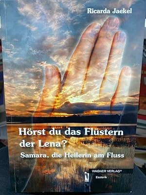 Immagine del venditore per Hrst du das Flstern der Lena? : Samara, die Heilerin am Fluss Folge mir in das schlafende Land, wo man noch Freiheit und Weite atmen kann. Komm mit nach Sibirien, lebe mit meinem Volk. Hr den Ruf der Taiga und das Flstern der Lena, unseres heiligen Stromes. Vernimm die tiefe Mystik meines Landes und die Geheimnisse der russischen Seele. Das sagt Andrej zu seiner Sarah, und sie folgt ihm und ihrer Sehnsucht ins ferne Jakutien. Hier trifft sie Samara, die am Hochufer der Lena lebt und von der die Einheimischen sagen, sie sei eine Heilerin. Von ihr erfhrt sie die Einweihung in die Gesetze der hheren Ordnung, den Energiefluss des Lebens, und sie lernt das in der Tiefe zu verstehen, was wir Gesundheit und Heilung nennen. In Jakutien sagt m venduto da bookmarathon