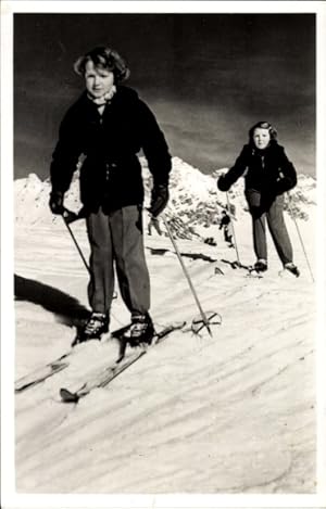 Ansichtskarte / Postkarte Sankt St. Anton am Arlberg in Tirol, Prinzessin Irene und Beatrix auf S...