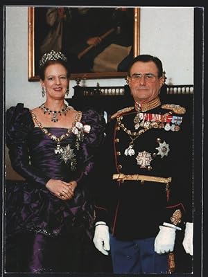 Bild des Verkufers fr Ansichtskarte Ihre Majestt Knigin Margrethe II und Seine Knigliche Hoheit Prinz Henrik in Uniform zum Verkauf von Bartko-Reher