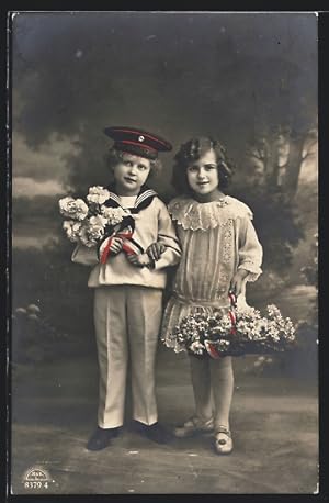 Bild des Verkufers fr Ansichtskarte Knabe mit Matrosenmtze SMS Hohenzollern und Mdchen mit Blumen zum Verkauf von Bartko-Reher