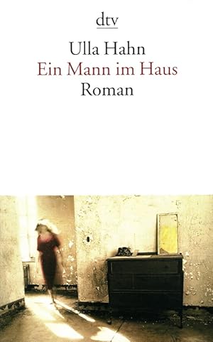Seller image for Ein Mann im Haus : Roman. dtv ; 12745 for sale by Versandantiquariat Nussbaum