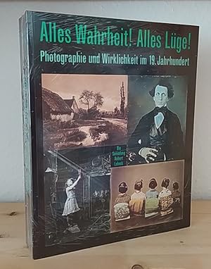 Imagen del vendedor de Alles Wahrheit! Alles Lge! Photographie und Wirklichkeit im 19. Jahrhundert. Die Sammlung Robert Lebeck. Eine Ausstellung des Agfa-Foto-Historama im Wallraf-Richartz-Museum. [Herausgegeben von Bodo von Dewitz und Roland Scotti]. (Anlsslich der Ausstellung Alles Wahrheit! Alles Lge! Photographie und Wirklichkeit im 19. Jahrhundert, die Sammlung Robert Lebeck). a la venta por Antiquariat Kretzer