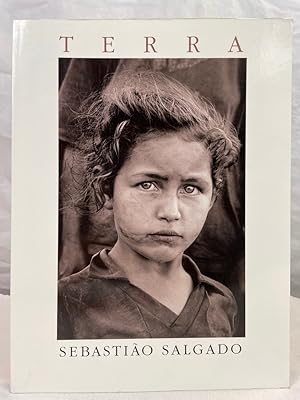 Bild des Verkufers fr Terra. Sebastio Salgado. Mit einer Einf. von Jos Saramago und Gedichten von Chico Buarque. Aus dem Portug. von Hans Therre zum Verkauf von Antiquariat Bler