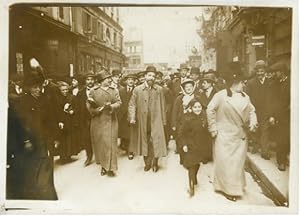 Foto Paris IX., Eine Gruppe von Suffragetten verlässt die Versammlung