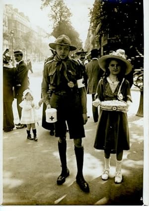 Foto Paris, Fille et Boy Scout vendant la petite fleur au profit de la Croix Rouge du Maroc 1913