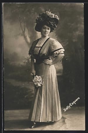 Ansichtskarte Schauspielerin Dolly Esquero im Kleid mit Blumenstrauss