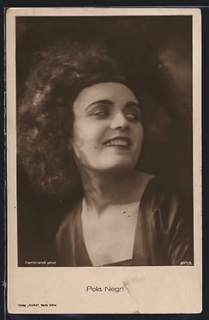 Ansichtskarte Schauspielerin Pola Negri lächelnd über ihre Schulter schauend