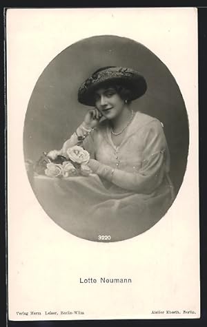 Ansichtskarte Schauspielerin Lotte Neumann mit Rosen posierend