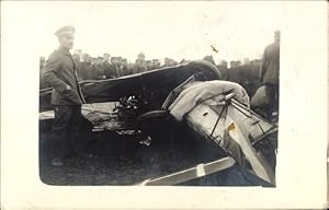 Foto Abgestürztes französisches Kampfflugzeug, Deutsche Soldaten in Uniformen, I WK