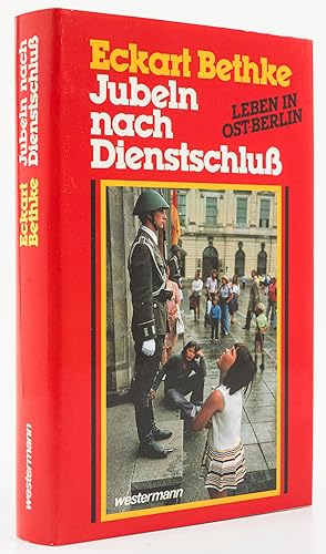 Bild des Verkufers fr Jubeln nach Dienstschlu. Leben in Ost-Berlin. - zum Verkauf von Antiquariat Tautenhahn