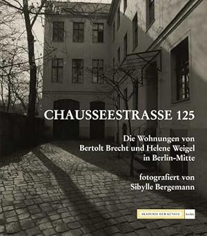 Image du vendeur pour Chausseestrasse 125. Die Wohnungen von Bertolt Brecht und Helene Weigel in Berlin Mitte. Fotografiert von Sibylle Bergemann. Fotografiert v. Sibylle Bergemann. mis en vente par Antiquariat Thomas Haker GmbH & Co. KG