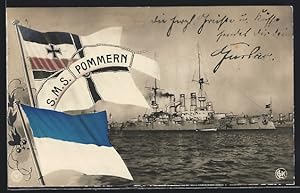 Ansichtskarte S.M.S. Pommern auf hoher See, Flaggen, Wappen