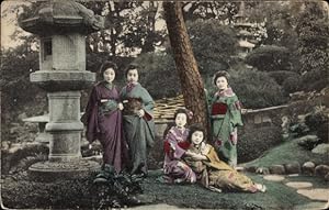 Bild des Verkufers fr Ansichtskarte / Postkarte Japanische Frauen in Kimonos, Garten zum Verkauf von akpool GmbH