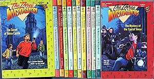 Immagine del venditore per SET OF ALL 12 THE THREE INVESTIGATORS (formally "Alfred Hitchcock And The Three Investigators") published in the "Bullseye" (question mark boarder) edition/format pbs: #1 SECRET OF TERROR CASTLE (June 1991), #2 MYSTERY OF THE STUTTERING PARROT (June 1991), #9 MYSTERY OF THE SCREAMING CLOCK (October 1991), #10 MYSTERY OF THE MOANING CAVE (June 1991), #11 MYSTERY OF THE TALKING SKULL (December 1992), #21 SECRET OF THE HAUNTED MIRROR (June 1991), #26 MYSTERY OF THE HEADLESS HORSE (April 1992), #32 MYSTERY OF THE BLAZING CLIFFS (November 1992), #33 MYSTERY OF THE PURPLE PIRATE (June 1991), #35 MYSTERY OF THE KIDNAPPED WHALE, #36 MYSTERY OF THE MISSING MERMAID, & #39 MYSTERY OF THE TRAIL OF TERROR venduto da Far North Collectible Books