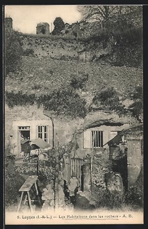 Carte postale Luynes, Les Habitations dans les Rochers, un enfant